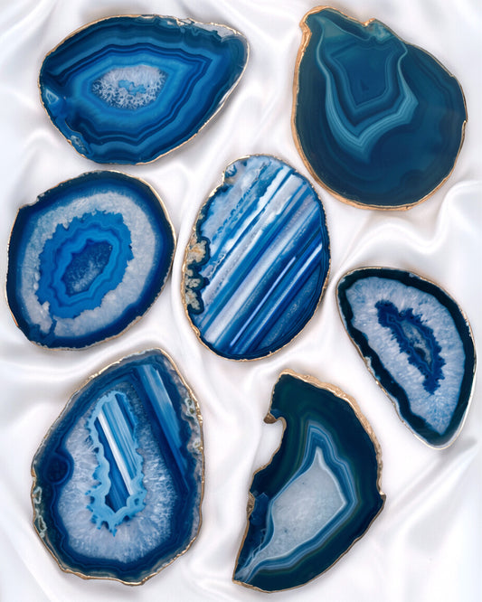 sept agates célestes bleues sur fond satin blanc gemmes prodigieuses boucle dor paris