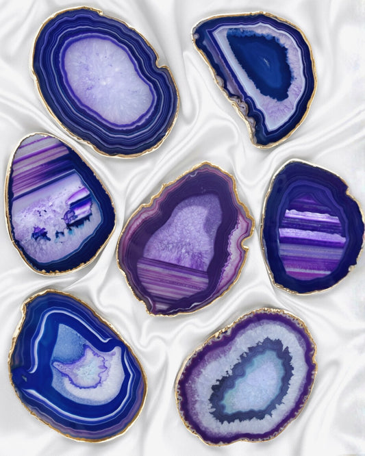 sept agates solitaires mystiques violettes gemmes prodigieuses sur fond satin blanc boucle d'or paris