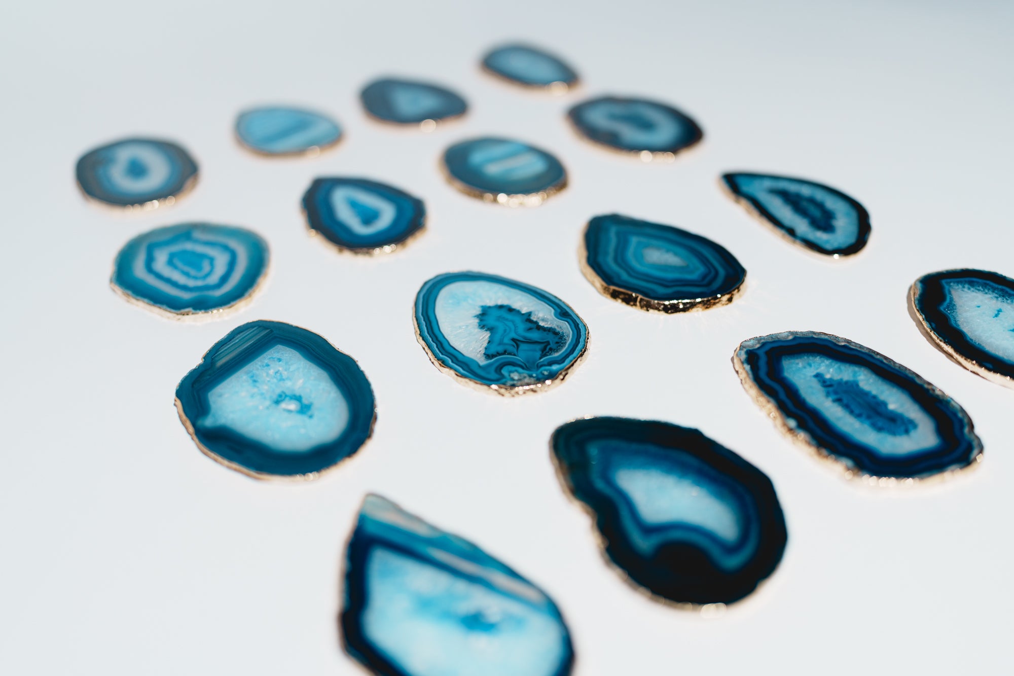 agates bleues pierres haute intensité énergétique couleurs vibrantes et motifs hypnotiques liseré or sur la tranche pour ceinture de pouvoir en métal plaqué or boucle d'or paris