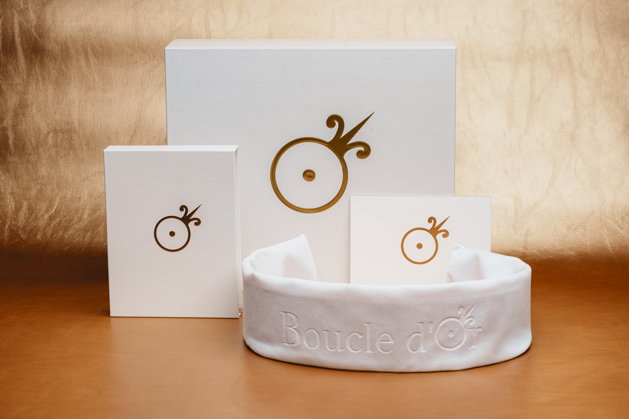 écrins boucle d'or paris avec housse en velours coffrets blancs avec vernis sélectif brillant sur nom de la marque logo en dorure or carte papier haute qualité rituel de préciosité 