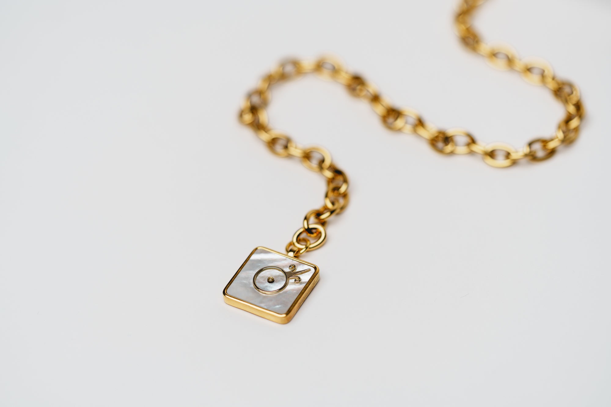zoom pendentif nacre avec logo or chaines ajustables ceinture de pouvoir en métal plaqué or avec energie magnetique boucle dor paris 