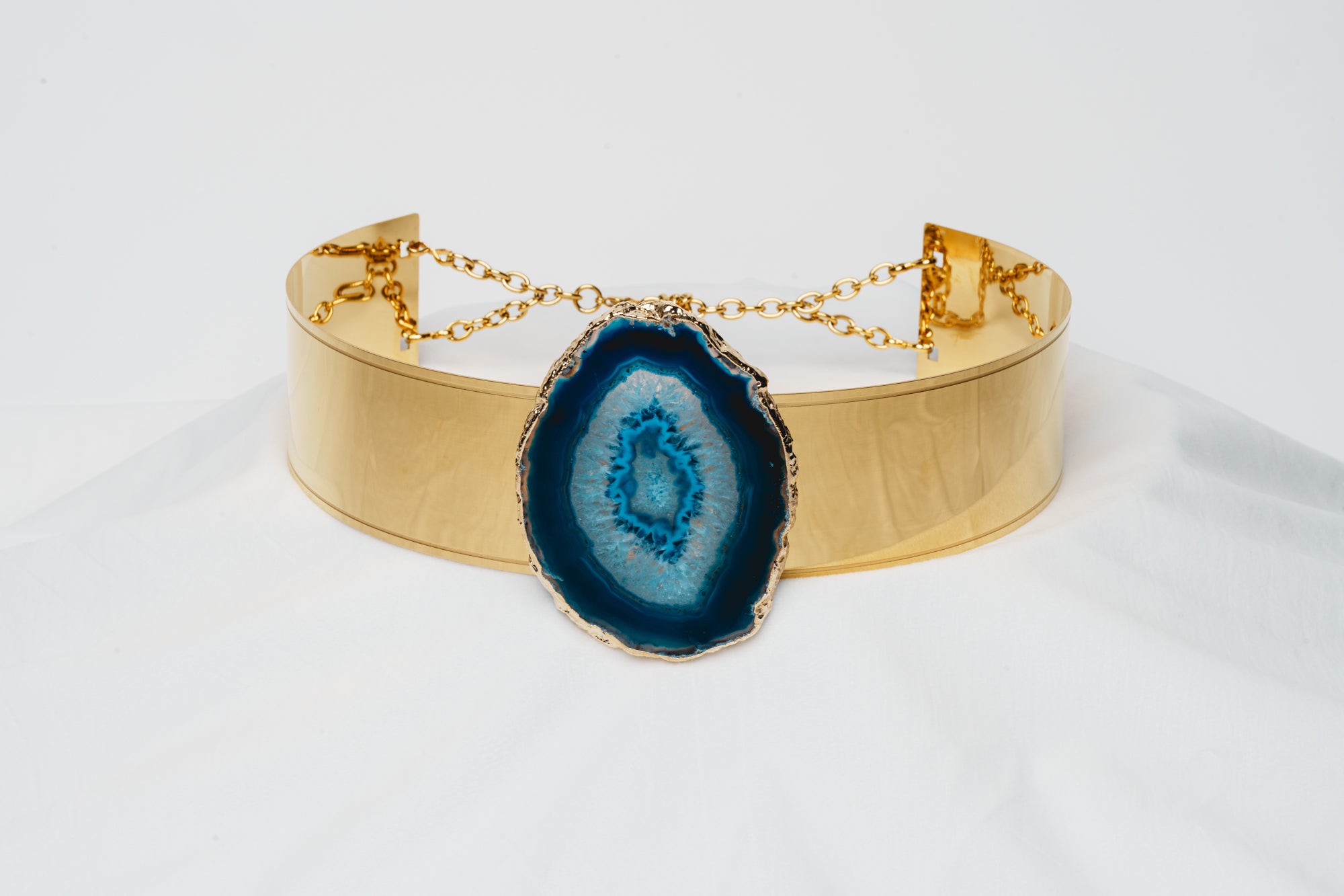 vue de face ceinture de pouvoir en métal plaqué or pendentif avec pierre agate rose gemme prodigieuse fixée par magnétisme taille haute énergie boucle d'or paris coffret harmonie céleste