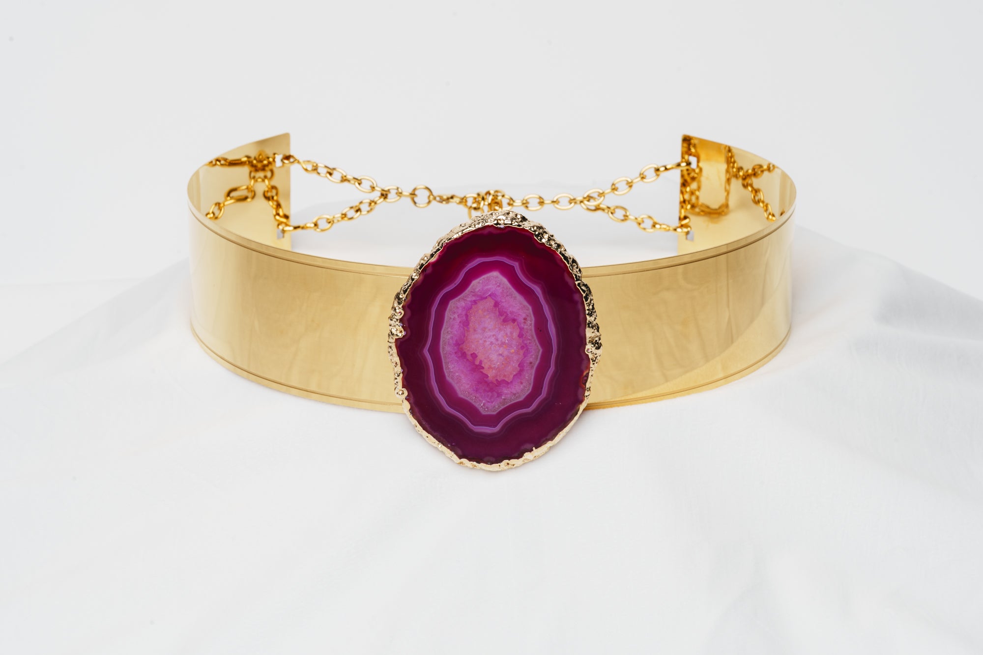 vue de face ceinture de pouvoir en métal plaqué or pendentif avec pierre agate rose gemme prodigieuse fixée par magnétisme taille haute énergie boucle d'or paris coffret harmonie intuitive