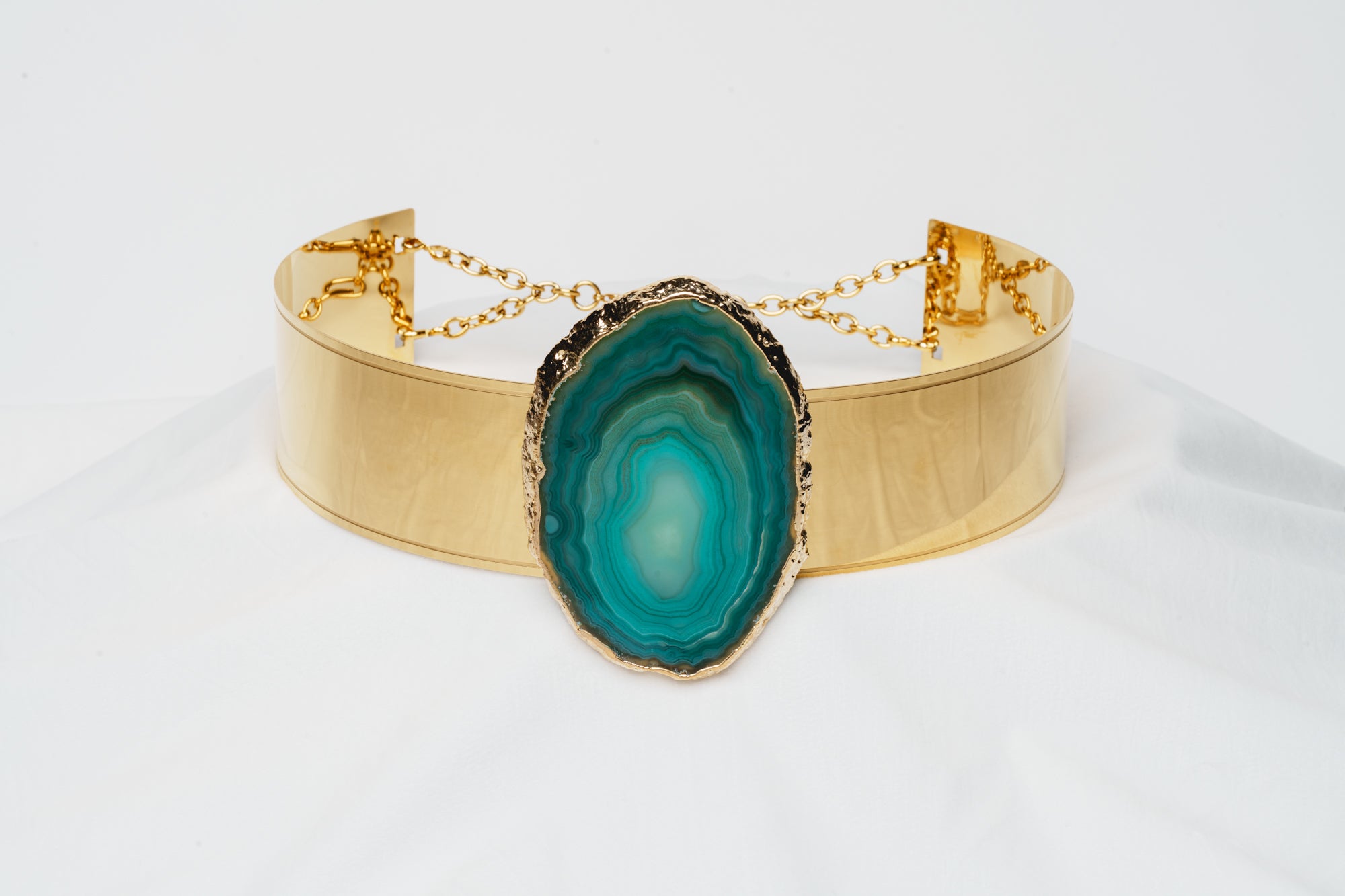 vue de face ceinture de pouvoir en métal plaqué or pendentif avec pierre agate verte gemme prodigieuse fixée par magnétisme taille haute énergie boucle d'or paris coffret harmonie végétale