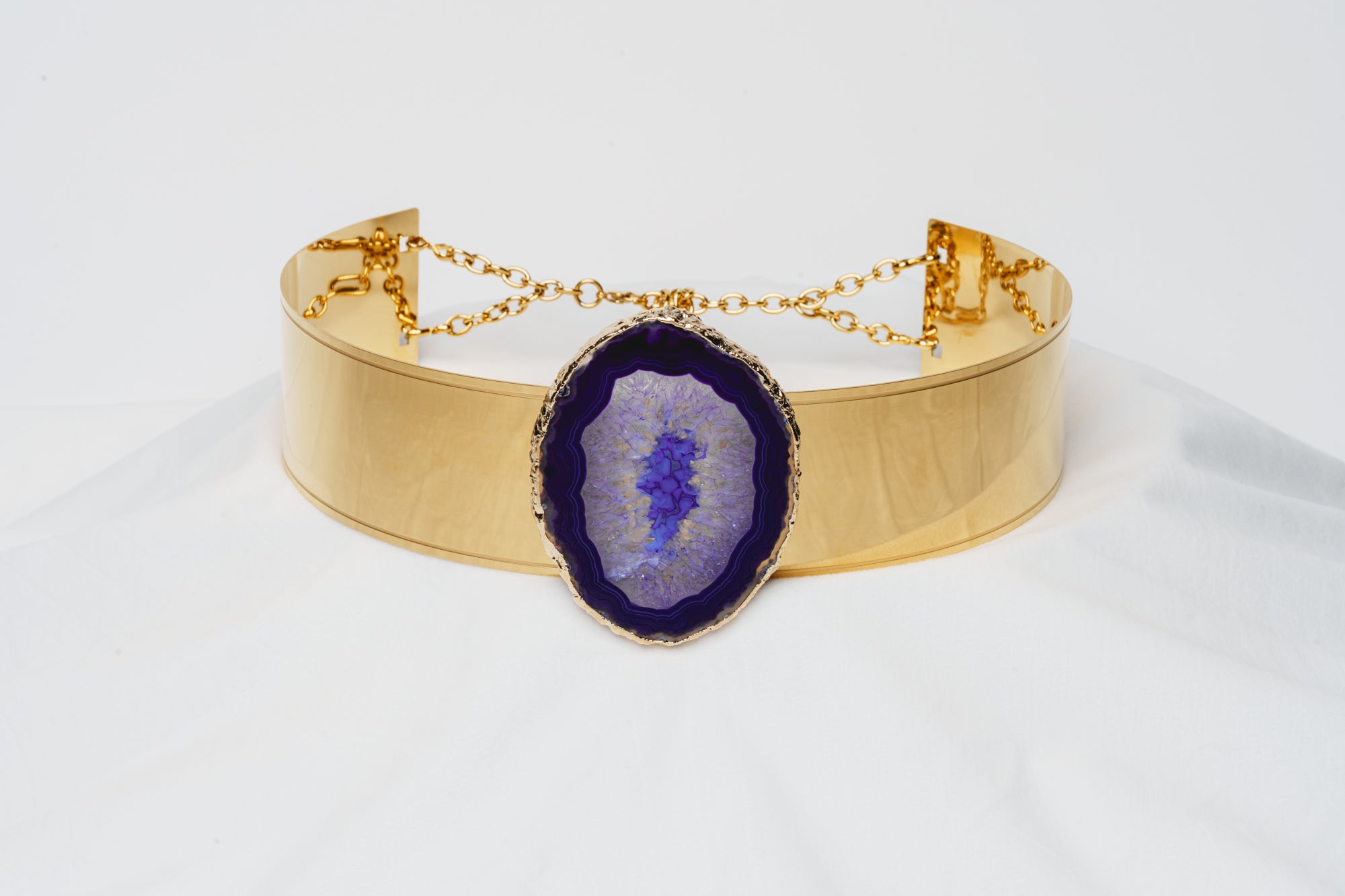 vue de face ceinture de pouvoir en métal plaqué or pendentif avec pierre agate violet gemme prodigieuse fixée par magnétisme taille haute énergie boucle d'or paris coffret harmonie mystique