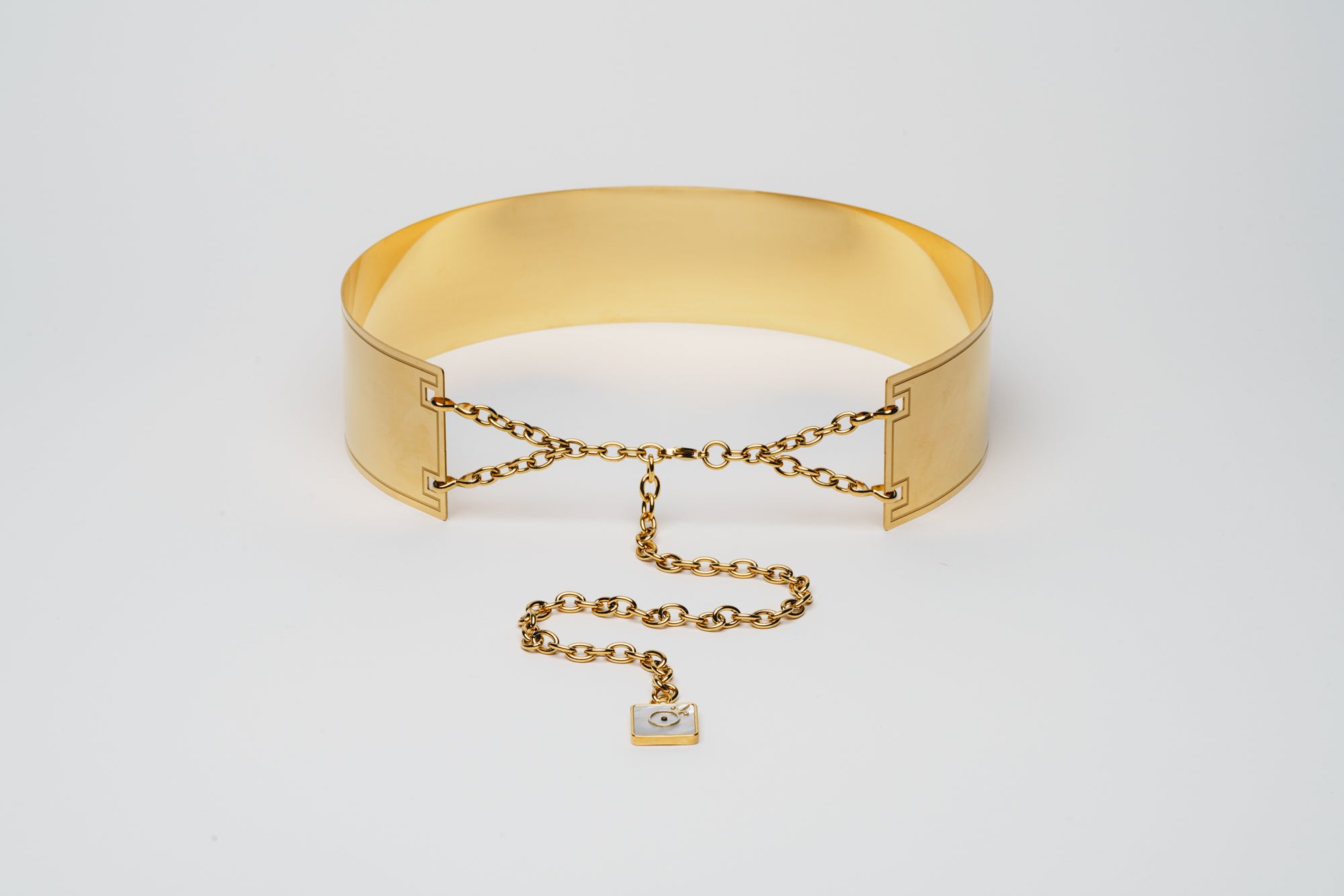 vue de dos ceinture de pouvoir en métal plaqué or pendentif et chaînes pendentif en nacre avec logo or taille haute énergie magnétique boucle d'or paris 