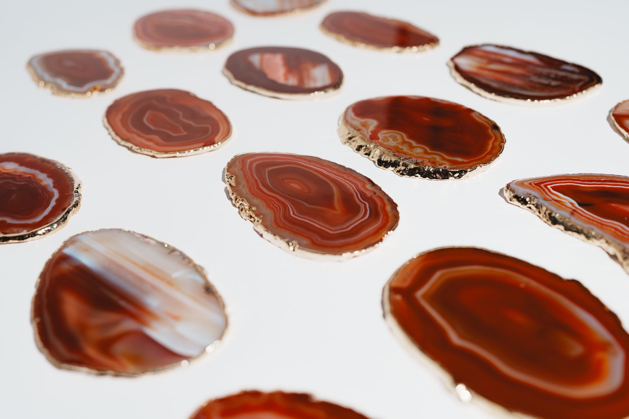 agates orange rouge sanguine pierres haute intensité énergétique couleurs vibrantes et motifs hypnotiques liseré or sur la tranche pour ceinture de pouvoir en métal plaqué or boucle d'or paris