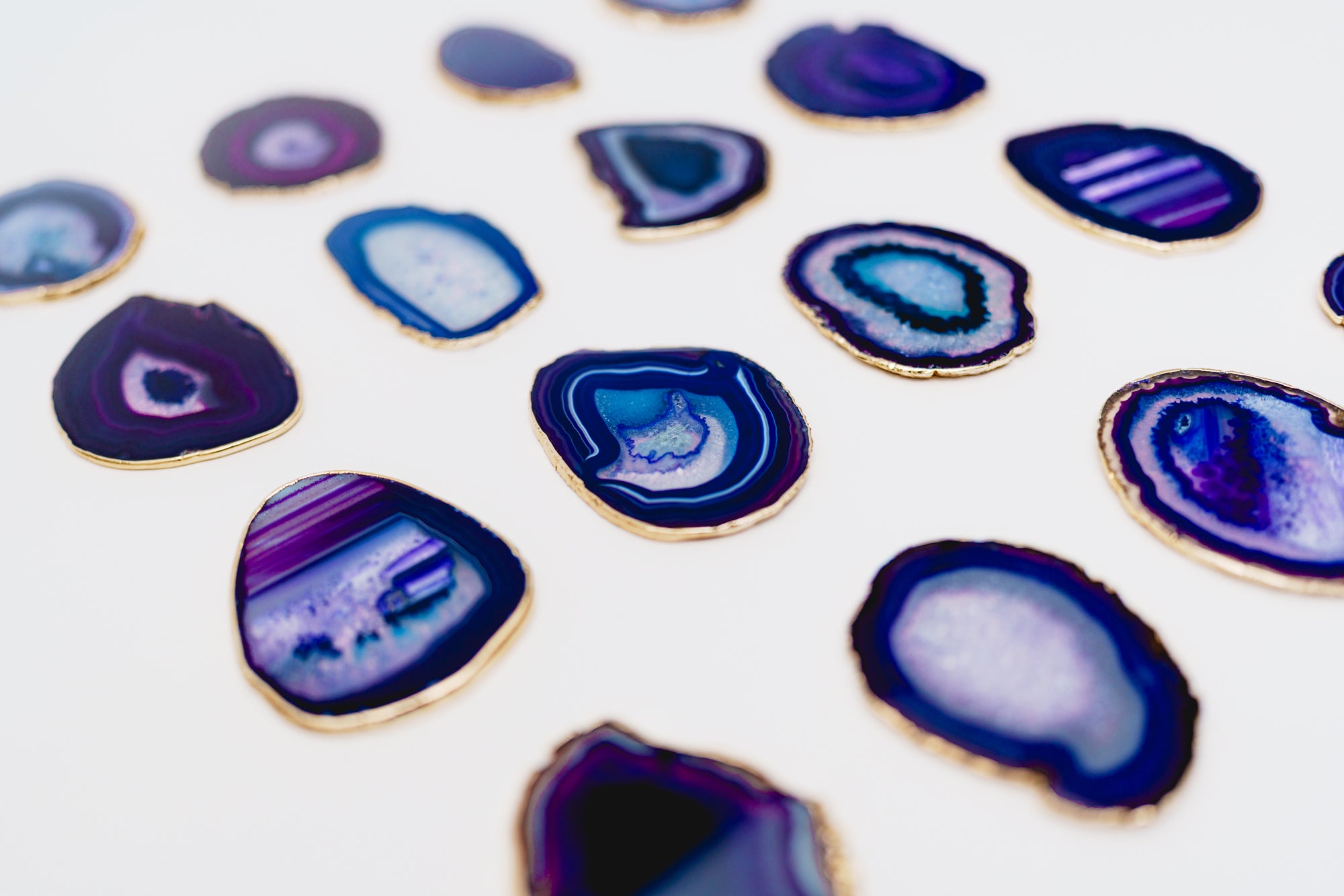 agates violet pierres haute intensité énergétique couleurs vibrantes et motifs hypnotiques liseré or sur la tranche pour ceinture de pouvoir en métal plaqué or boucle d'or paris