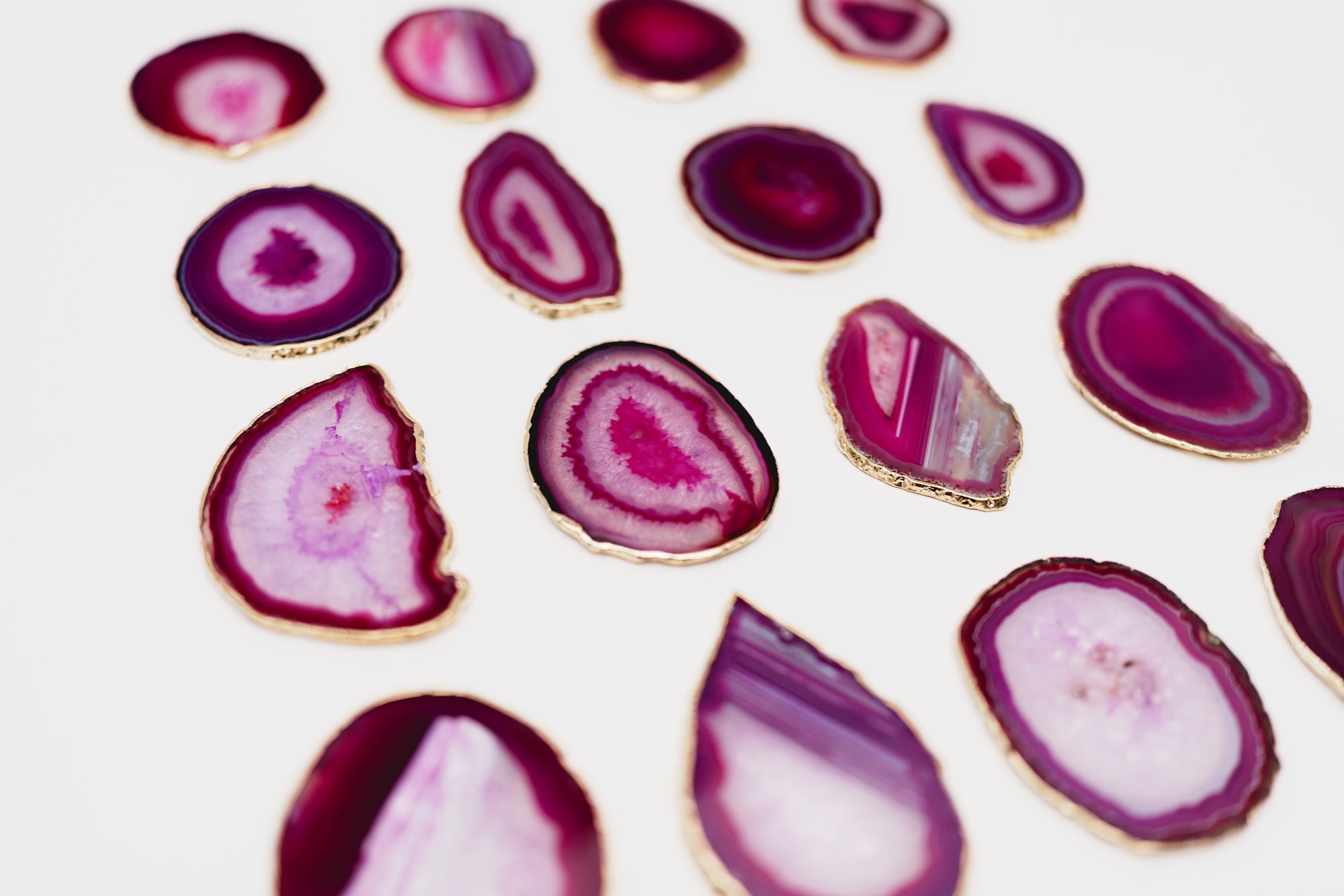 agates roses pierres haute intensité énergétique couleurs vibrantes et motifs hypnotiques liseré or sur la tranche pour ceinture de pouvoir en métal plaqué or boucle d'or paris