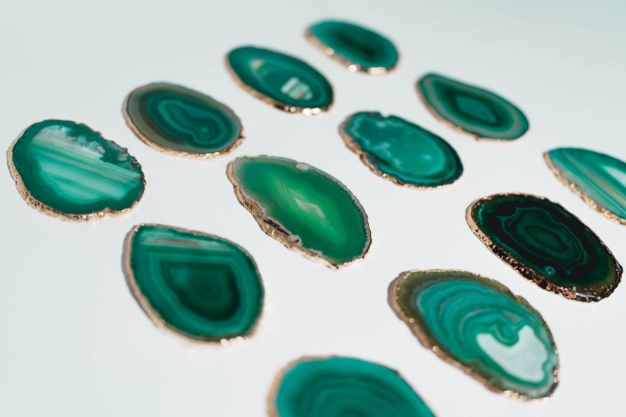 agates vertes pierres haute intensité énergétique couleurs vibrantes et motifs hypnotiques liseré or sur la tranche pour ceinture de pouvoir en métal plaqué or boucle d'or paris